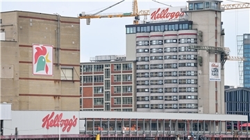 Blick auf das John & Will Silo-Hotel auf der Bremer Überseeinsel: Wo früher Reis und Mais für die Frühstücksflocken-Produktion von Kellogg’s lagerten, übernachten heute Hotelgäste. 