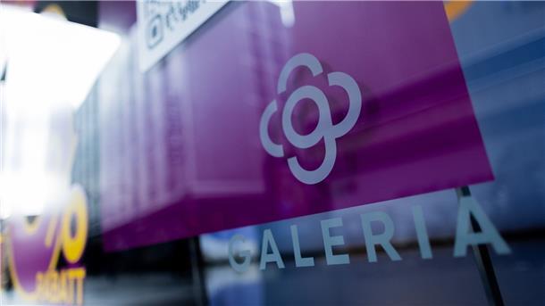 Bei Galeria Karstadt Kaufhof droht über 40 Filialen das Aus Blick auf das neue Logo des Warenhauskonzerns Galeria Karstadt Kaufhof.