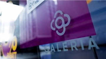 Blick auf das neue Logo des Warenhauskonzerns Galeria Karstadt Kaufhof.
