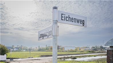 Blick auf das planierte Areal des künftigen Wohnbaugebietes zwischen dem Eichenweg und der Straße Langmirjen.