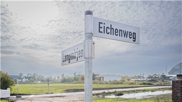 Blick auf das planierte Areal des künftigen Wohnbaugebietes zwischen dem Eichenweg und der Straße Langmirjen.