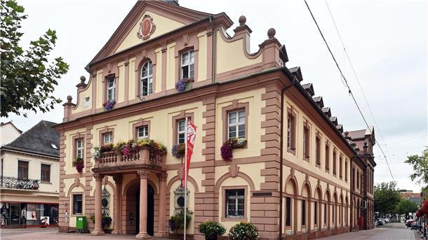 Blick auf das Rathaus der Stadt Rastatt. Am Sonntag (15. Oktober) findet die zweite Runde der Oberbürgermeisterwahl in Rastatt statt.