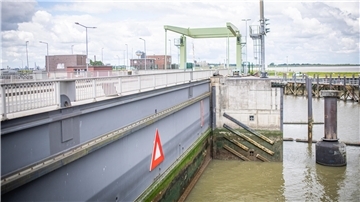 Blick auf das Schleusentor der Fischereihafenschleuse. Die kleine Kammer der Schleuse wird am 19. März gesperrt.