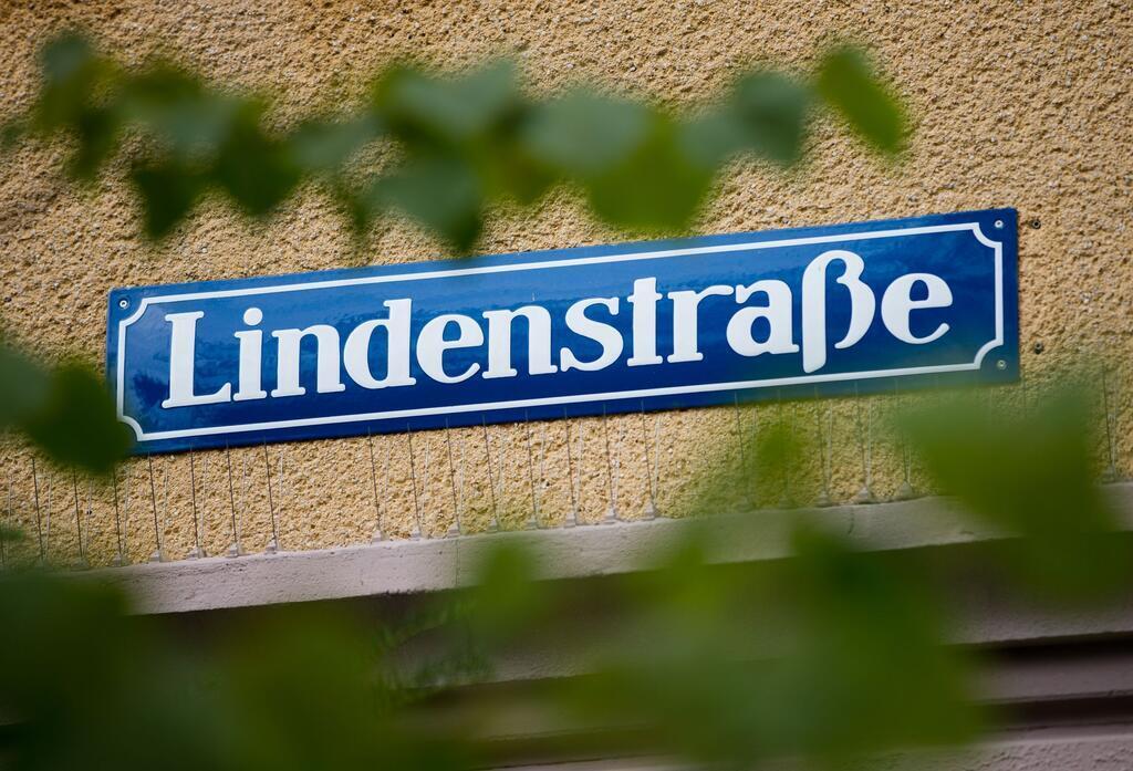 Blick auf das Straßenschild „Lindenstraße“.
