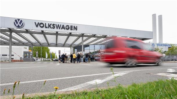 Blick auf das Tor von Volkswagen Sachsen am Standort Zwickau.