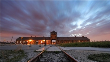 Blick auf das Tor zum früheren Vernichtungsslager Auschwitz-Birkenau.