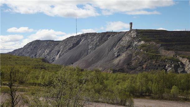Ohne Seltene Erden kann die Energiewende stocken Blick auf das weltgrößte Eisenerzbergwerk Kiirunavaara im Norden Schwedens.