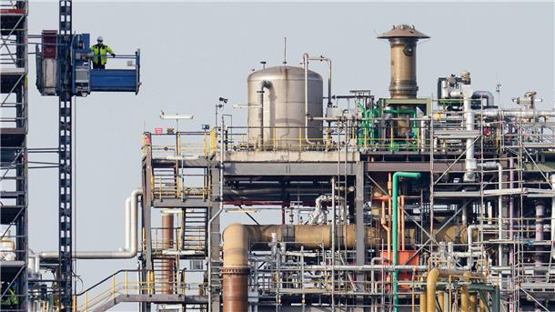Chemieindustrie beklagt fehlende Aufträge Blick auf das Werksgelände eines Chemiekonzerns.
