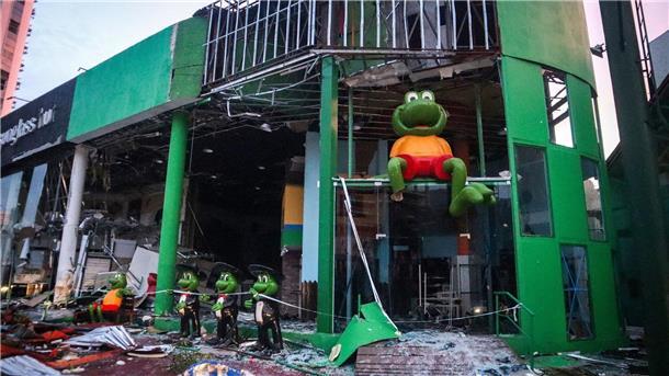 Hurrikan: Urlauber sollen aus Acapulco ausgeflogen werden Blick auf das zerstörte Schaufenster eines Ladens in Acapulco.