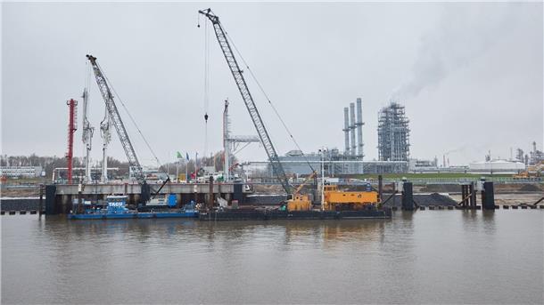 BUND klagt gegen festes LNG-Terminal in Stade Blick auf den Anleger für verflüssigte Gase.