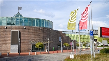 Blick auf den Außenbereich der Stadthalle im Oktober 2024.