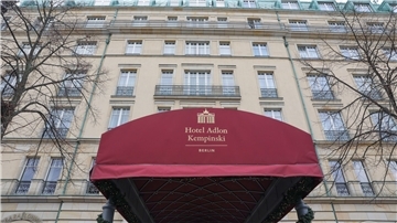 Blick auf den Eingang des Hotels Adlon in Berlin. Das Verwaltungsgericht Berlin verhandelt über mögliche Ansprüche der Adlon-Erben auf Rückübertragung.