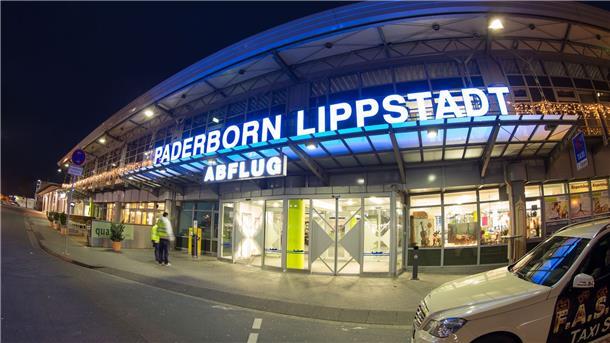 Flugzeug nach Bombendrohung in Paderborn gelandet Blick auf den Eingang zur Abflughalle auf dem Flughafen Paderborn-Lippstadt in Büren (Nordrhein-Westfalen).