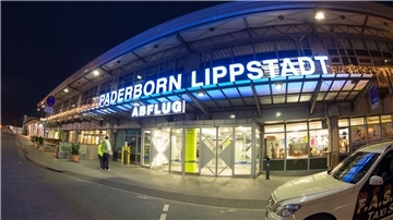 Blick auf den Eingang zur Abflughalle auf dem Flughafen Paderborn-Lippstadt in Büren (Nordrhein-Westfalen).