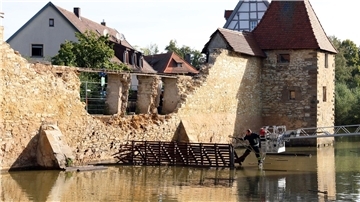 Blick auf den eingestürzten Teil der historischen Stadtmauer am Seeweiher in Weißenburg.