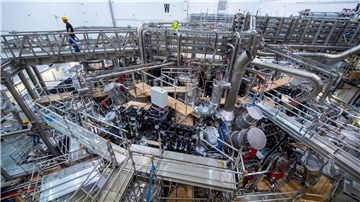Blick auf den Forschungsreaktor „Wendelstein 7-X“ im Max-Planck-Institut für Plasmaphysik.