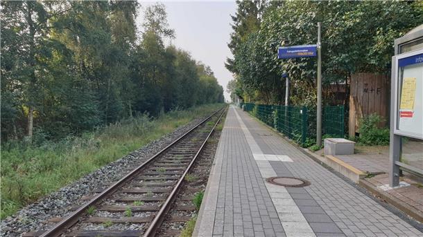 Blick auf den Haltepunkt der EVB in Wremen. Rechts ist nur noch der Betonfuß des Fahrkartenautomaten zu sehen.