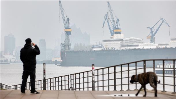 Flaute statt Aufschwung - Warnung vor Schwarzmalerei Blick auf den Hamburger Hafen: Nach vorläufigen Daten schrumpfte die Wirtschaftsleistung im vierten Quartal zum Vorquartal um 0,3 Prozent.