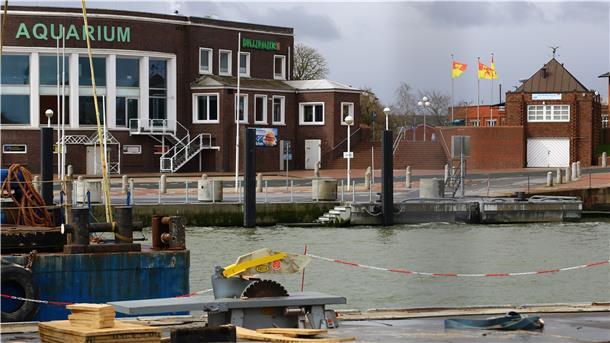 Blick auf den Helgolandkai in Wilhelmshaven. Hier liegt normalerweise die Fähre „Harle-Kurier“. Bis Ende 2021 ist der alte Vorhafen jedoch noch als Baustelle gesperrt.