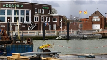 Blick auf den Helgolandkai in Wilhelmshaven. Hier liegt normalerweise die Fähre „Harle-Kurier“. Bis Ende 2021 ist der alte Vorhafen jedoch noch als Baustelle gesperrt.
