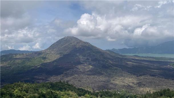 Blick auf den Mount Batur, einen der als heilig verehrten Vulkane im Nordosten von Bali.