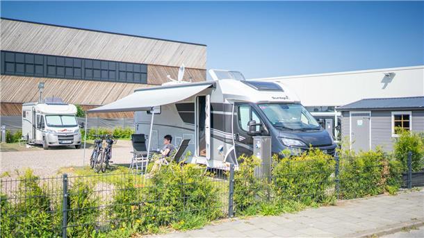 Das erwartet die Wohnmobilisten an Bremerhavens modernstem Stellplatz Blick auf den neu eröffneten Wohnmobilhafen am Schaufenster. Urlauberin Sandra Dietz aus Oberfranken macht es sich vor ihrem Wohnmobil gemütlich.