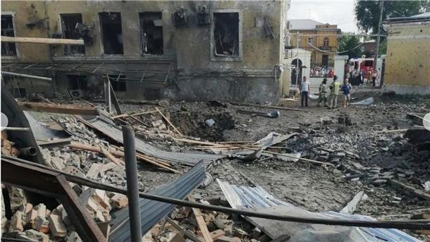 Blick auf den Ort der Explosion in Taganrog. Am Freitagnachmittag hatten russische Behörden den Einschlag in der Nähe eines Cafés im Zentrum der südrussischen Großstadt gemeldet.
