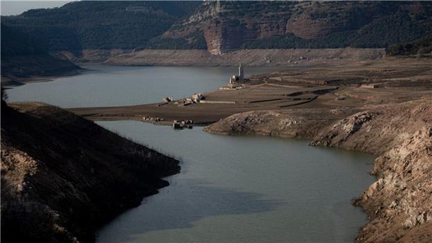 Wassernotstand in Katalonien aufgehoben Blick auf den Sau-Stausee in Vilanova de Sau, Katalonien Ende Januar 2024.