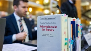 Blick auf den Tisch der Anwälte der AfD  im nordrhein-westfälischen Oberverwaltungsgericht Münster.