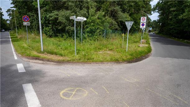 Blick auf den Unfallort: Ein 13-Jähriger aus Bremen wurde auf Rügen mutmaßlich gezielt angefahren und dabei schwer verletzt.