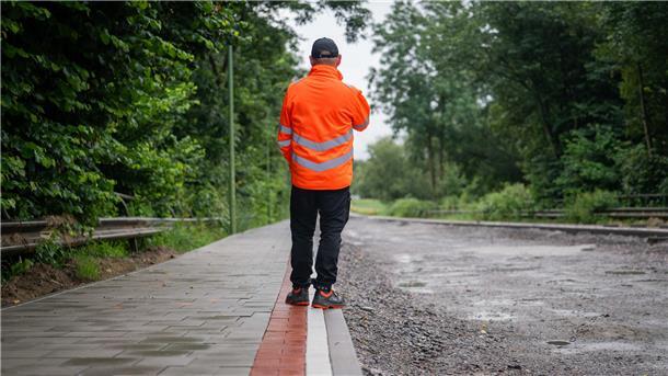 Blick auf den Zwischenstand der Sanierungsarbeiten der Wurster Straße zwischen Hafentunnel und Grauwallring. Gearbeitet wird an der Fahrbahn, barrierefreien Bushaltestellen, der Brückenkonstruktion sowie dem Rad- und Fußweg.