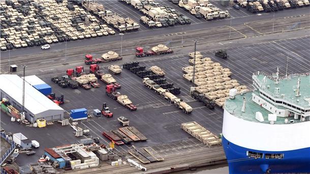 Ziel Ukraine? US-Panzer werden auch am Dienstag in Bremerhaven verladen Blick auf die ABC-Halbinsel im Hafen von Bremerhaven: Rund 60 „Bradley"-Panzer warten auf ihren Weitertransport.