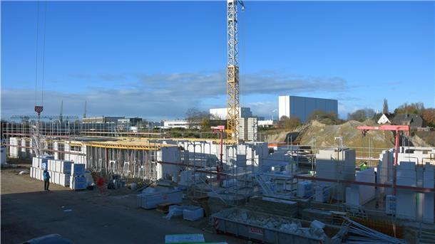 Blick auf die aktuelle Baustelle in Wulsdorf. Das Erdgeschoss steht bereits. Untergebracht wird hier eine Krippe für 40 Kinder.