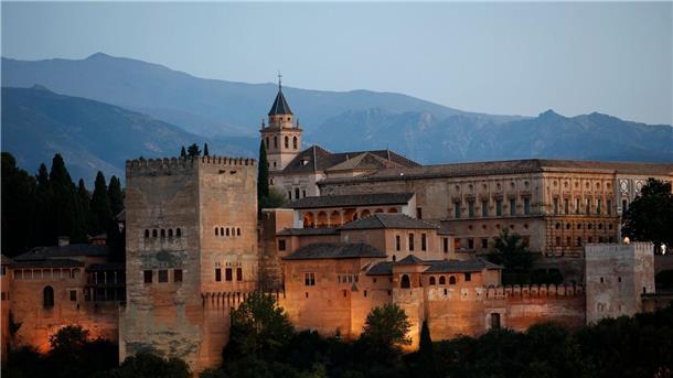 Blick auf die Alhambra in Granada, wo sich Staats- und Regierungschefs auf dem Gipfeltreffen der Europäischen Politischen Gemeinschaft treffen.