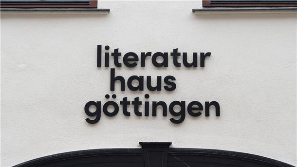 Blick auf die Ausssenfassade vom Literaturhaus Göttingen.