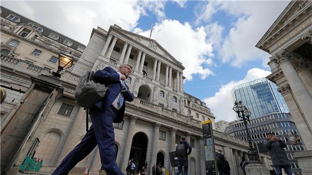 Leitzinsen treiben Hypotheken in England an Blick auf die Bank of England im Londoner Finanzviertel.