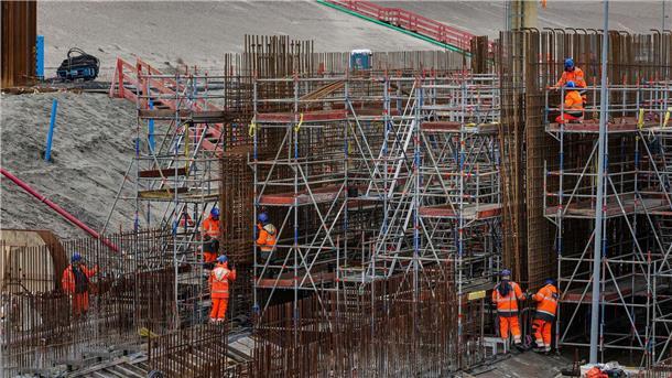 Streiks am Bau - Arbeitgeber lehnen Schlichterspruch ab Blick auf die Bauarbeiten der Ostseetunnel-Baustelle in Puttgarden auf der Insel Fehm.