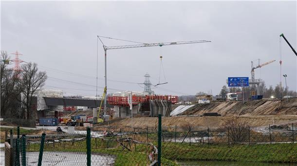 Vollsperrung der A7- Verbindungsstück eingesetzt Blick auf die Baustelle an der Autobahn A7 in Höhe Moorburg und der Anschlussstelle Heimfeld.