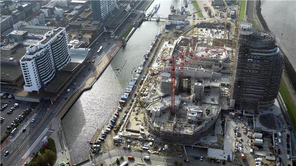 Blick auf die Baustelle: Das Klimahaus sollte ursprünglich 2007 eröffnet werden. Zwei Jahre später war es so weit: Gründe waren:. Die Stadt musste die Bauarbeiten neu ausschreiben, später fehlte Stahl.
