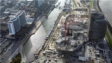 Blick auf die Baustelle: Das Klimahaus sollte ursprünglich 2007 eröffnet werden. Zwei Jahre später war es so weit: Gründe waren:. Die Stadt musste die Bauarbeiten neu ausschreiben, später fehlte Stahl.
