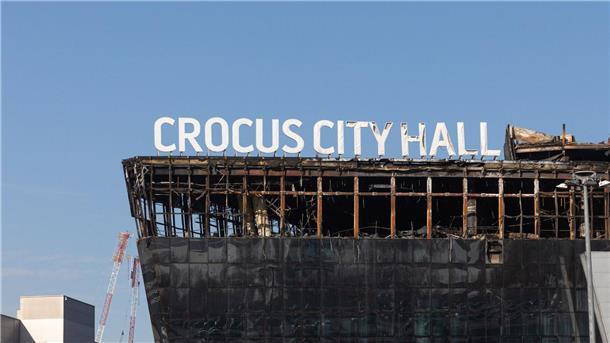 Blick auf die bei einem Terroranschlag  beschädigte Konzerthalle Crocus City Hall. Bei dem Anschlag vom vergangenen Freitag waren mehr als 140 Menschen getötet und hunderte verletzt worden, als Bewaffnete in der Konzerthalle Crocus City Hall um sich schossen.