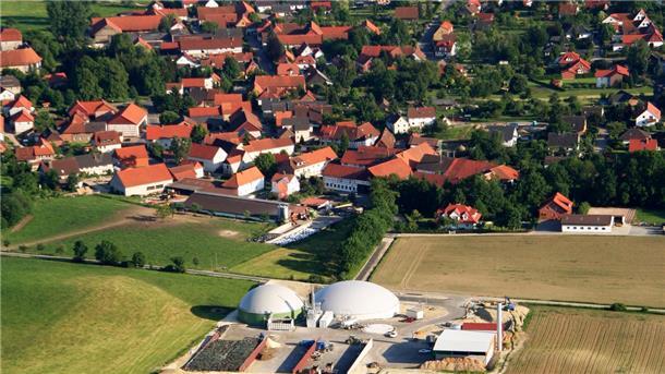 Blick auf die Bioenergieanlage des bundesweit ersten Bioenergiedorfes Jühnde im Kreis Göttingen. So wie hier könnte es in Zukunft auch im Landkreis Cuxhaven aussehen, sagt Expertin Dr. Swantje Eigner-Thiel.