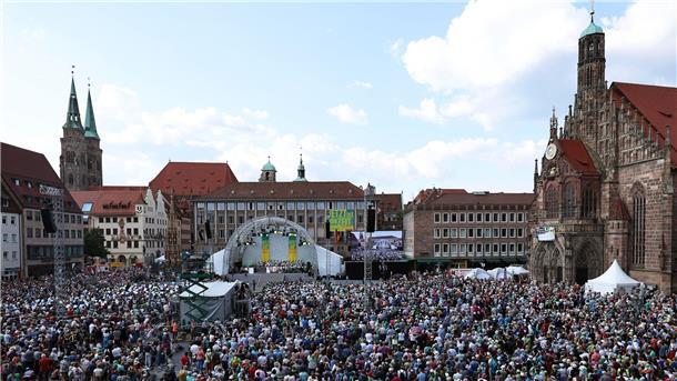 Evangelische Kirchentag hat begonnen Blick auf die Bühne beim Eröffnungsgottesdienst des 38. Deutschen Evangelischen Kirchentags am Hauptmarkt.