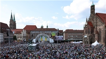 Blick auf die Bühne beim Eröffnungsgottesdienst des 38. Deutschen Evangelischen Kirchentags am Hauptmarkt.