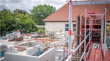 Blick auf die derzeit im Bau befindliche barrierefreie Wohnanlage der Stäwog in der Isarstraße in Surheide: Die älteren Menschen im Stadtteil wünschen sich altersgerechten Wohnraum Foto: Hartmann