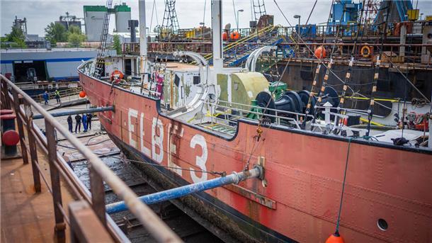 Blick auf die Elbe 3 im Dock zu Beginn der Sanierungsarbeiten am Schiff. 