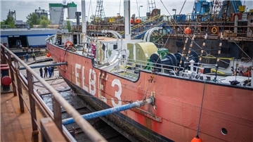 Blick auf die Elbe 3 im Dock zu Beginn der Sanierungsarbeiten am Schiff. 
