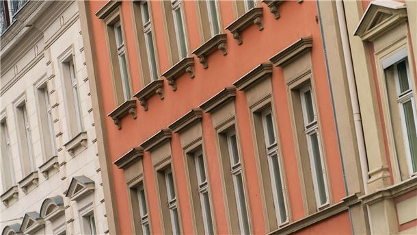 Blick auf die Fassaden von Wohnhäusern.