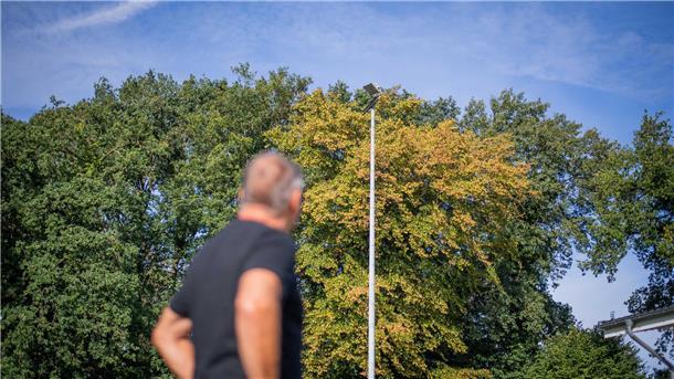 Sportverein MTV Bokel senkt seine Kosten, hilft dem Klima und will inspirieren Blick auf die Flutlichtanlage, welche künftig mit LED-Leuchten bestückt werden soll.