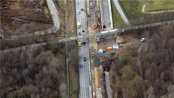 Blick auf die Fußgängerbrücke, die Leherheide-West mit Schierholz verbindet. Hier beginnt - von der Autobahn kommend - die Fahrt durch den Hafentunnel.
